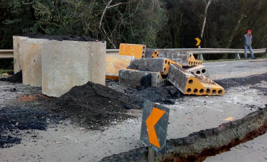 O Departamento de Estradas de Rodagem do Paraná (DER/PR) alerta que a PR-340 continua totalmente interditada no trecho que vai do entroncamento com a BR-153 até o trevo da PR-160, entre os municípios de Tibagi e Telêmaco Borba, na região dos Campos Gerais. Foto: Divulgação DER