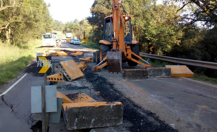 O Departamento de Estradas de Rodagem do Paraná (DER/PR) alerta que a PR-340 continua totalmente interditada no trecho que vai do entroncamento com a BR-153 até o trevo da PR-160, entre os municípios de Tibagi e Telêmaco Borba, na região dos Campos Gerais. Foto: Divulgação DER