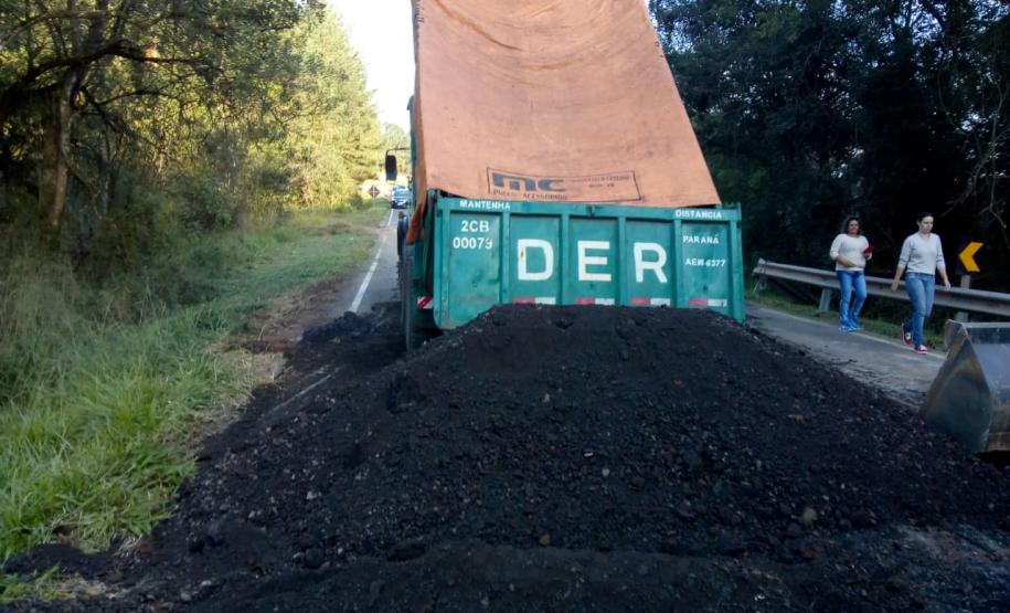 O Departamento de Estradas de Rodagem do Paraná (DER/PR) alerta que a PR-340 continua totalmente interditada no trecho que vai do entroncamento com a BR-153 até o trevo da PR-160, entre os municípios de Tibagi e Telêmaco Borba, na região dos Campos Gerais. Foto: Divulgação DER
