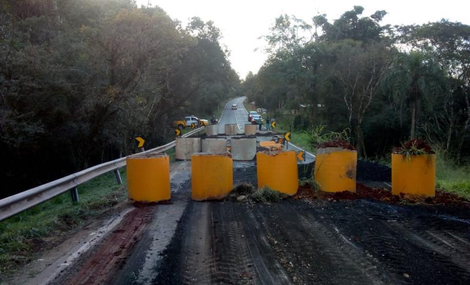 O Departamento de Estradas de Rodagem do Paraná (DER/PR) alerta que a PR-340 continua totalmente interditada no trecho que vai do entroncamento com a BR-153 até o trevo da PR-160, entre os municípios de Tibagi e Telêmaco Borba, na região dos Campos Gerais. Foto: Divulgação DER