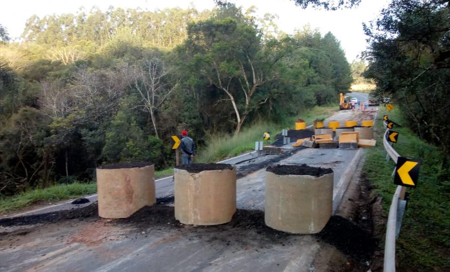 O Departamento de Estradas de Rodagem do Paraná (DER/PR) alerta que a PR-340 continua totalmente interditada no trecho que vai do entroncamento com a BR-153 até o trevo da PR-160, entre os municípios de Tibagi e Telêmaco Borba, na região dos Campos Gerais. Foto: Divulgação DER