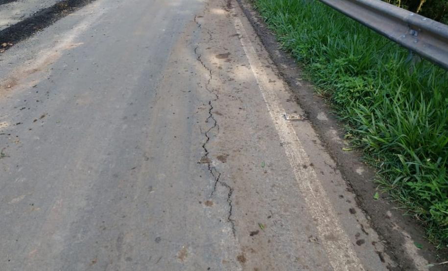 O Departamento de Estradas de Rodagem do Paraná (DER/PR) alerta que a PR-340 continua totalmente interditada no trecho que vai do entroncamento com a BR-153 até o trevo da PR-160, entre os municípios de Tibagi e Telêmaco Borba, na região dos Campos Gerais. Foto: Divulgação DER