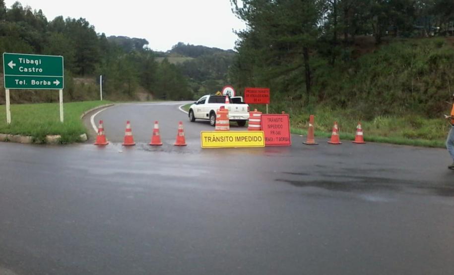 O Departamento de Estradas de Rodagem do Paraná (DER/PR) alerta que a PR-340 continua totalmente interditada no trecho que vai do entroncamento com a BR-153 até o trevo da PR-160, entre os municípios de Tibagi e Telêmaco Borba, na região dos Campos Gerais. Foto: Divulgação DER