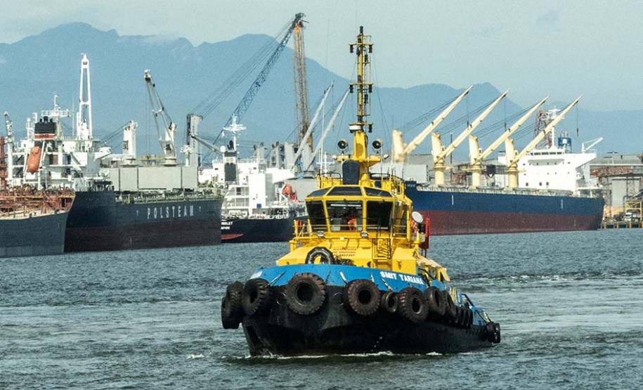 Nesta sexta-feira (14), as operações e manobras de atracação e desatracação de navios nos Portos do Paraná foram intensas. No mesmo ritmo seguem durante todo o final de semana. A previsão da Diretoria de Operações é que o cais público e píeres de Paranaguá sejam 100% ocupados nos próximos dias.Foto: Claudio Neves/Portos do Paraná