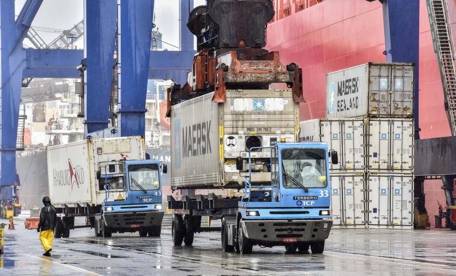 Nesta sexta-feira (14), as operações e manobras de atracação e desatracação de navios nos Portos do Paraná foram intensas. No mesmo ritmo seguem durante todo o final de semana. A previsão da Diretoria de Operações é que o cais público e píeres de Paranaguá sejam 100% ocupados nos próximos dias.Foto: Claudio Neves/Portos do Paraná