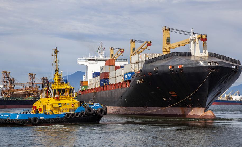 Nesta sexta-feira (14), as operações e manobras de atracação e desatracação de navios nos Portos do Paraná foram intensas. No mesmo ritmo seguem durante todo o final de semana. A previsão da Diretoria de Operações é que o cais público e píeres de Paranaguá sejam 100% ocupados nos próximos dias.Foto: Claudio Neves/Portos do Paraná