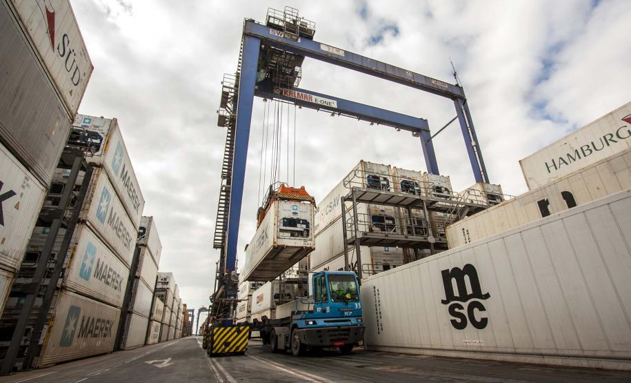 Mais de 38% de todo o frango congelado exportado pelo Brasil, em 2019, saiu do país pelo Porto de Paranaguá. De janeiro a maio, as vendas de carne de frango brasileira somaram 1,6 milhão de toneladas. Deste total, 637,6 mil toneladas foram movimentadas no porto paranaense. Foto: Claudio Neves/Portos do Paraná