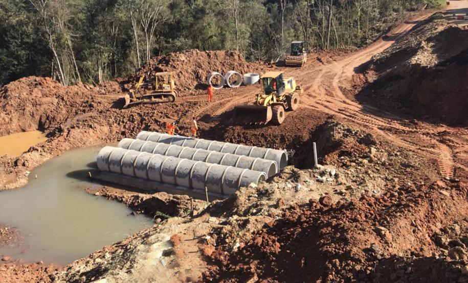 Obras na rodovia que liga Irati a São Mateus do Sul começaram em março e devem ser finalizadas até novembro de 2020. A primeira fase da obra está em andamento desde março, com os serviços de remoção da camada vegetal, drenagem, terraplanagem, construção de bueiros e galerias e implantação de pedreiras e usinas nas proximidades de Irati. - Irati, 25/06/2019 - Foto: Divulgação DER