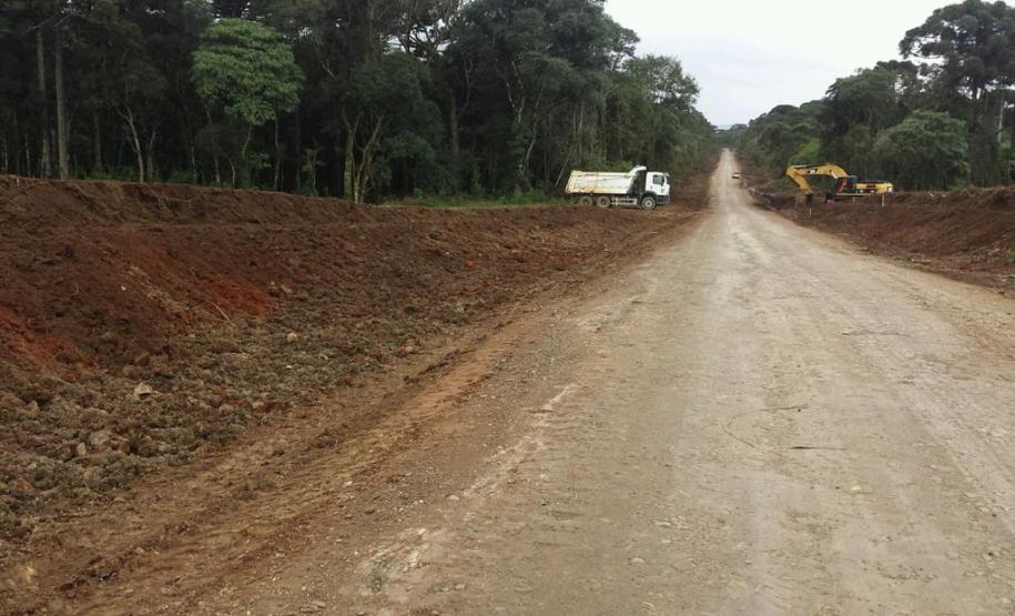 Obras na rodovia que liga Irati a São Mateus do Sul começaram em março e devem ser finalizadas até novembro de 2020. A primeira fase da obra está em andamento desde março, com os serviços de remoção da camada vegetal, drenagem, terraplanagem, construção de bueiros e galerias e implantação de pedreiras e usinas nas proximidades de Irati. - Irati, 25/06/2019 - Foto: Divulgação DER