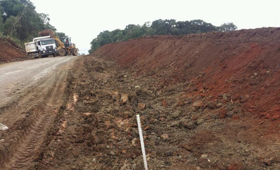 Obras na rodovia que liga Irati a São Mateus do Sul começaram em março e devem ser finalizadas até novembro de 2020. A primeira fase da obra está em andamento desde março, com os serviços de remoção da camada vegetal, drenagem, terraplanagem, construção de bueiros e galerias e implantação de pedreiras e usinas nas proximidades de Irati. - Irati, 25/06/2019 - Foto: Divulgação DER