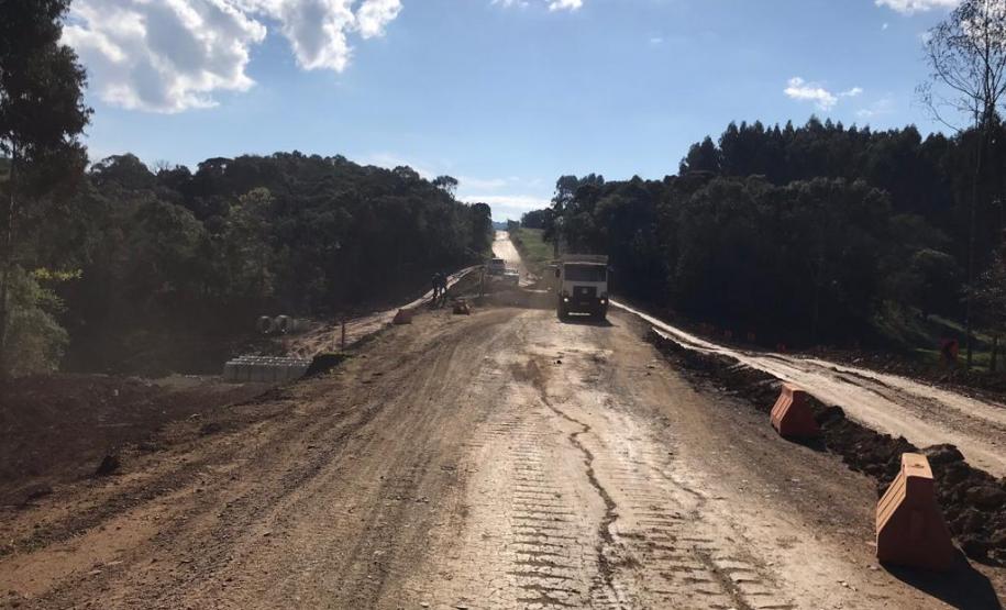 Obras na rodovia que liga Irati a São Mateus do Sul começaram em março e devem ser finalizadas até novembro de 2020. A primeira fase da obra está em andamento desde março, com os serviços de remoção da camada vegetal, drenagem, terraplanagem, construção de bueiros e galerias e implantação de pedreiras e usinas nas proximidades de Irati. - Irati, 25/06/2019 - Foto: Divulgação DER