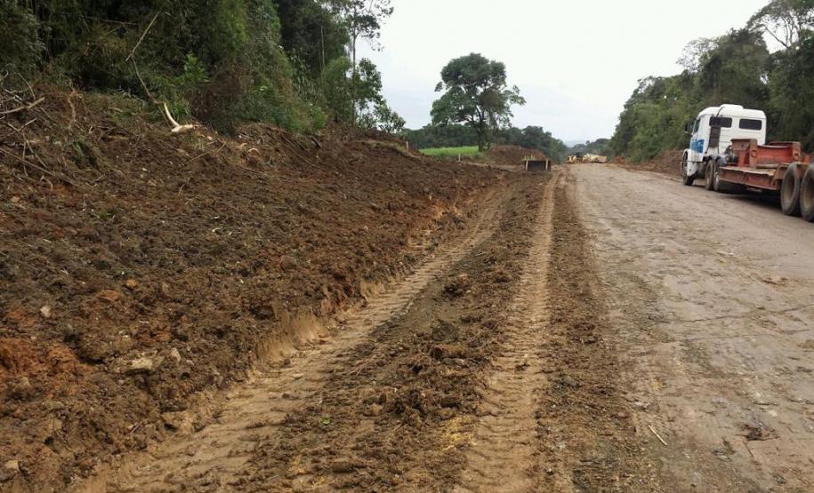 Obras na rodovia que liga Irati a São Mateus do Sul começaram em março e devem ser finalizadas até novembro de 2020. A primeira fase da obra está em andamento desde março, com os serviços de remoção da camada vegetal, drenagem, terraplanagem, construção de bueiros e galerias e implantação de pedreiras e usinas nas proximidades de Irati. - Irati, 25/06/2019 - Foto: Divulgação DER