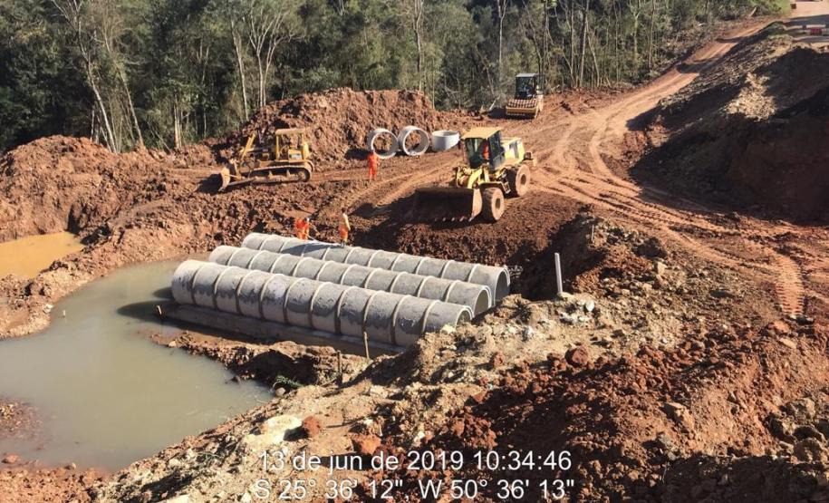 Obras na rodovia que liga Irati a São Mateus do Sul começaram em março e devem ser finalizadas até novembro de 2020. A primeira fase da obra está em andamento desde março, com os serviços de remoção da camada vegetal, drenagem, terraplanagem, construção de bueiros e galerias e implantação de pedreiras e usinas nas proximidades de Irati. - Irati, 25/06/2019 - Foto: Divulgação DER