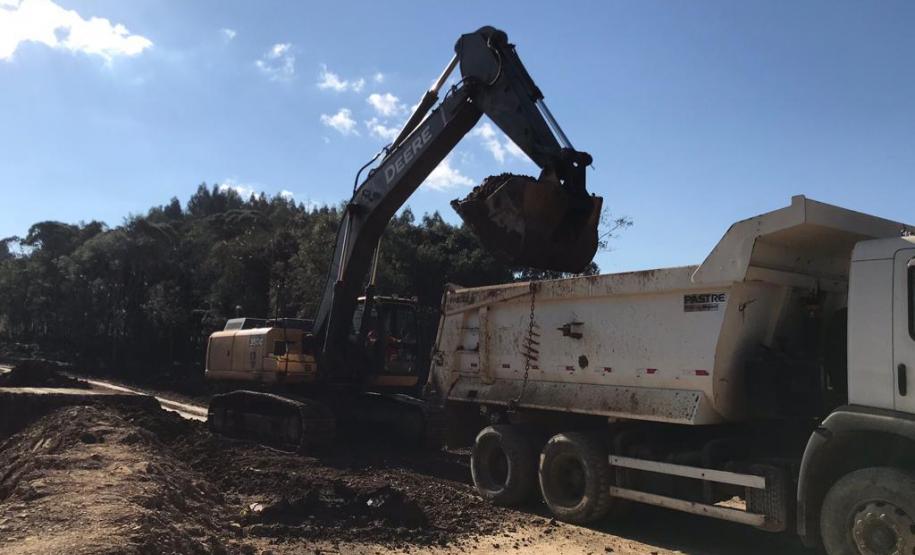 Obras na rodovia que liga Irati a São Mateus do Sul começaram em março e devem ser finalizadas até novembro de 2020. A primeira fase da obra está em andamento desde março, com os serviços de remoção da camada vegetal, drenagem, terraplanagem, construção de bueiros e galerias e implantação de pedreiras e usinas nas proximidades de Irati. - Irati, 25/06/2019 - Foto: Divulgação DER