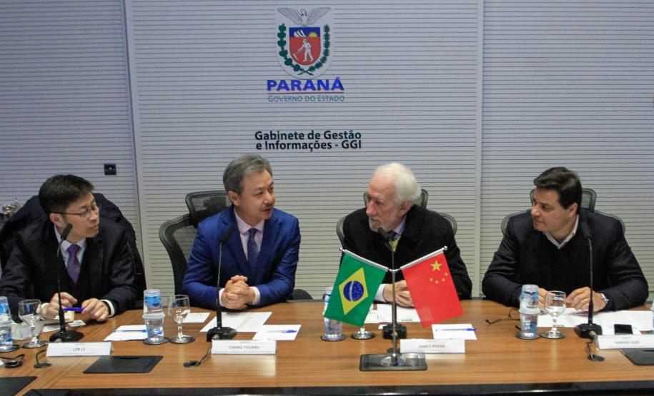 O vice-governador Darci Piana, recebe delegação chinesa, no Palácio Iguaçu. Participaram: Ceo da CCCC Chang Youngbu; presidente da CCCC no Brasil, Lin Li; presidente da Concremat, Mauro Viegas Neto; presidente da SDC do Brasil, Luo Jung; secretário de Infraestrutura e Logística, Sandro Alex; presidente da Paraná Desenvolvimento, Eduardo Bekin e o superintendente dos Portos do Paraná, Luiz Fernando Garcia. - Curitiba, 08-07-19.Foto: Valdelino Pontes
