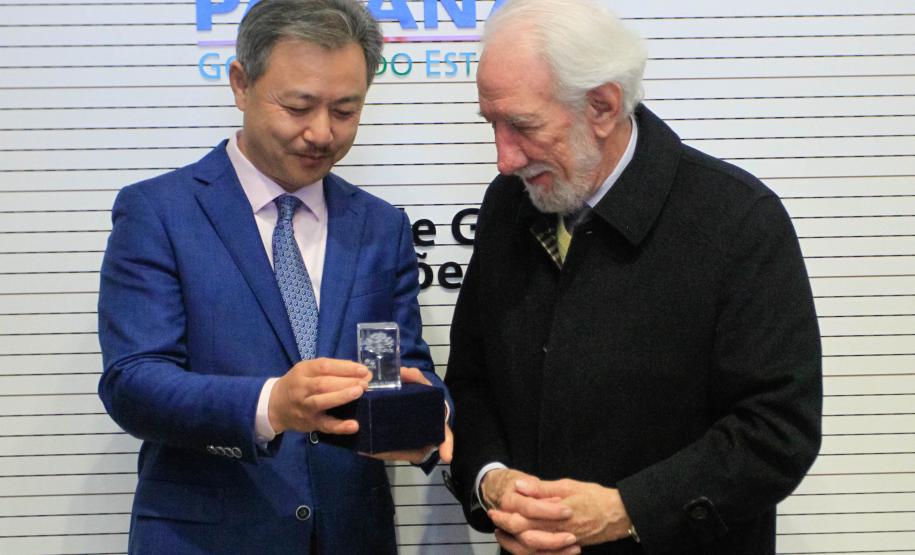 O vice-governador Darci Piana, recebe delegação chinesa, no Palácio Iguaçu. Participaram: Ceo da CCCC Chang Youngbu; presidente da CCCC no Brasil, Lin Li; presidente da Concremat, Mauro Viegas Neto; presidente da SDC do Brasil, Luo Jung; secretário de Infraestrutura e Logística, Sandro Alex; presidente da Paraná Desenvolvimento, Eduardo Bekin e o superintendente dos Portos do Paraná, Luiz Fernando Garcia. - Curitiba, 08-07-19.Foto: Valdelino Pontes