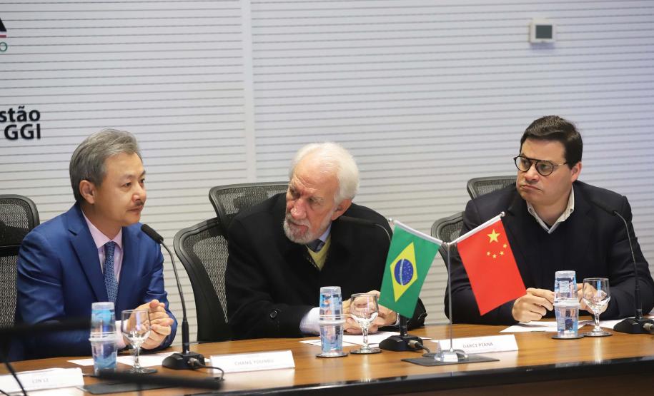 O vice-governador Darci Piana, recebe delegação chinesa, no Palácio Iguaçu. Participaram: Ceo da CCCC Chang Youngbu; presidente da CCCC no Brasil, Lin Li; presidente da Concremat, Mauro Viegas Neto; presidente da SDC do Brasil, Luo Jung; secretário de Infraestrutura e Logística, Sandro Alex; presidente da Paraná Desenvolvimento, Eduardo Bekin e o superintendente dos Portos do Paraná, Luiz Fernando Garcia.Curitiba, 08-07-19.Foto: Arnaldo Alves / ANPr.