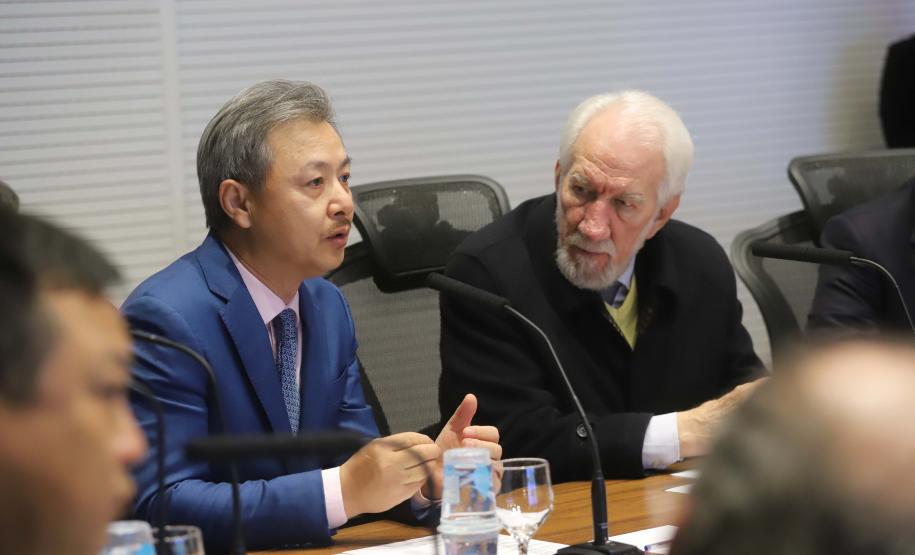 O vice-governador Darci Piana, recebe delegação chinesa, no Palácio Iguaçu. Participaram: Ceo da CCCC Chang Youngbu; presidente da CCCC no Brasil, Lin Li; presidente da Concremat, Mauro Viegas Neto; presidente da SDC do Brasil, Luo Jung; secretário de Infraestrutura e Logística, Sandro Alex; presidente da Paraná Desenvolvimento, Eduardo Bekin e o superintendente dos Portos do Paraná, Luiz Fernando Garcia.Curitiba, 08-07-19.Foto: Arnaldo Alves / ANPr.