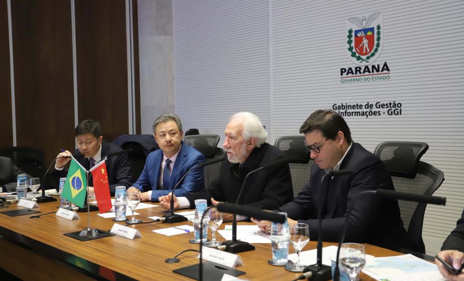 O vice-governador Darci Piana, recebe delegação chinesa, no Palácio Iguaçu. Participaram: Ceo da CCCC Chang Youngbu; presidente da CCCC no Brasil, Lin Li; presidente da Concremat, Mauro Viegas Neto; presidente da SDC do Brasil, Luo Jung; secretário de Infraestrutura e Logística, Sandro Alex; presidente da Paraná Desenvolvimento, Eduardo Bekin e o superintendente dos Portos do Paraná, Luiz Fernando Garcia.Curitiba, 08-07-19.Foto: Arnaldo Alves / ANPr.