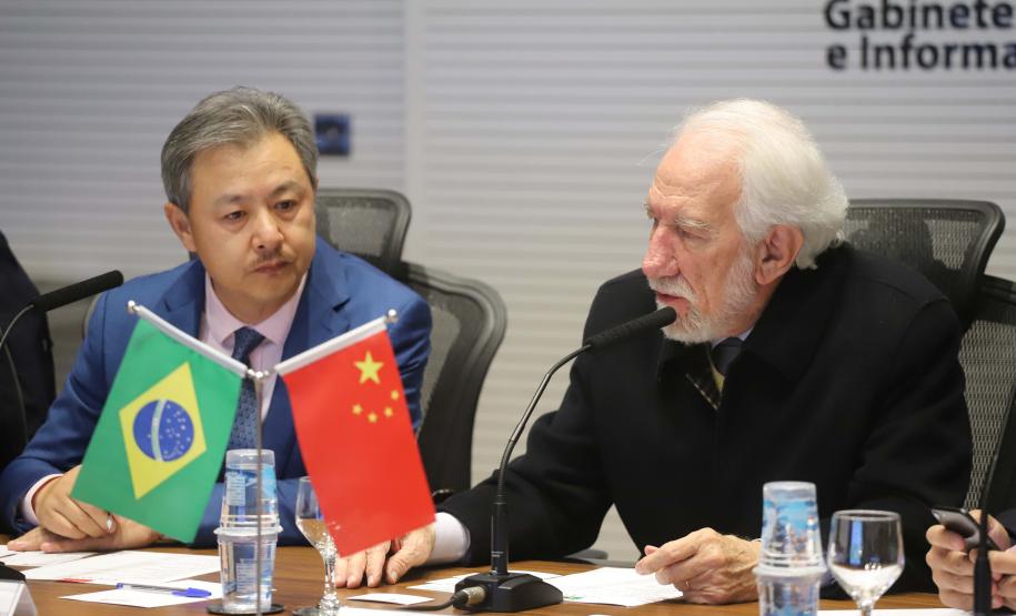 O vice-governador Darci Piana, recebe delegação chinesa, no Palácio Iguaçu. Participaram: Ceo da CCCC Chang Youngbu; presidente da CCCC no Brasil, Lin Li; presidente da Concremat, Mauro Viegas Neto; presidente da SDC do Brasil, Luo Jung; secretário de Infraestrutura e Logística, Sandro Alex; presidente da Paraná Desenvolvimento, Eduardo Bekin e o superintendente dos Portos do Paraná, Luiz Fernando Garcia.Curitiba, 08-07-19.Foto: Arnaldo Alves / ANPr.