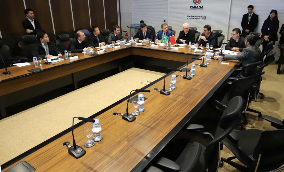 O vice-governador Darci Piana, recebe delegação chinesa, no Palácio Iguaçu. Participaram: Ceo da CCCC Chang Youngbu; presidente da CCCC no Brasil, Lin Li; presidente da Concremat, Mauro Viegas Neto; presidente da SDC do Brasil, Luo Jung; secretário de Infraestrutura e Logística, Sandro Alex; presidente da Paraná Desenvolvimento, Eduardo Bekin e o superintendente dos Portos do Paraná, Luiz Fernando Garcia.Curitiba, 08-07-19.Foto: Arnaldo Alves / ANPr.