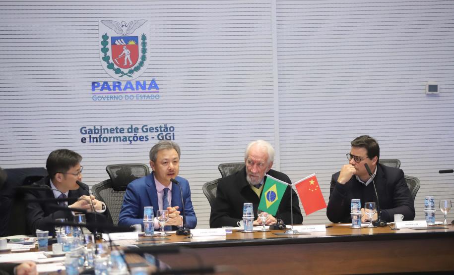 O vice-governador Darci Piana, recebe delegação chinesa, no Palácio Iguaçu. Participaram: Ceo da CCCC Chang Youngbu; presidente da CCCC no Brasil, Lin Li; presidente da Concremat, Mauro Viegas Neto; presidente da SDC do Brasil, Luo Jung; secretário de Infraestrutura e Logística, Sandro Alex; presidente da Paraná Desenvolvimento, Eduardo Bekin e o superintendente dos Portos do Paraná, Luiz Fernando Garcia.Curitiba, 08-07-19.Foto: Arnaldo Alves / ANPr.