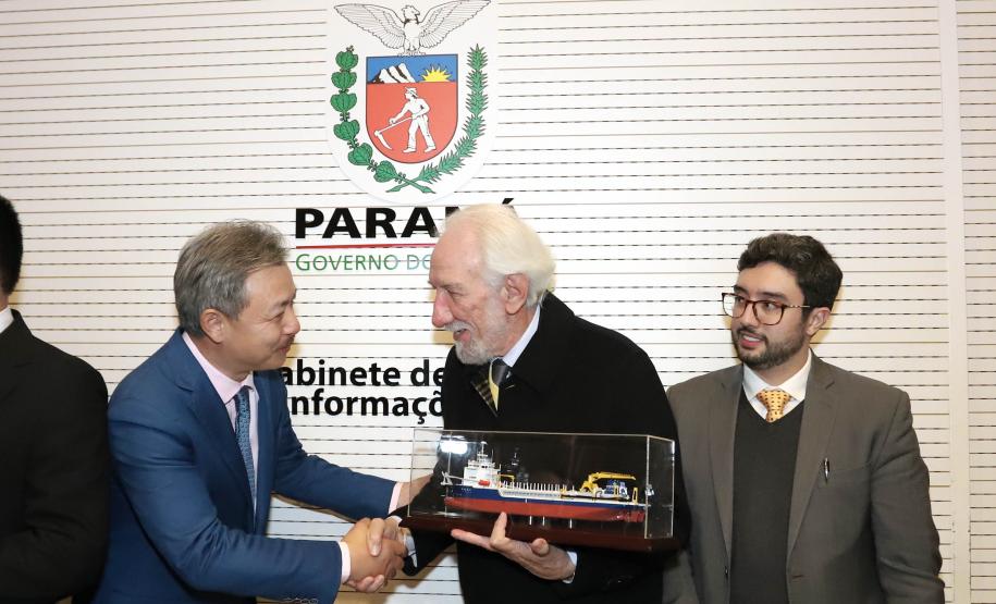 O vice-governador Darci Piana, recebe delegação chinesa, no Palácio Iguaçu. Participaram: Ceo da CCCC Chang Youngbu; presidente da CCCC no Brasil, Lin Li; presidente da Concremat, Mauro Viegas Neto; presidente da SDC do Brasil, Luo Jung; secretário de Infraestrutura e Logística, Sandro Alex; presidente da Paraná Desenvolvimento, Eduardo Bekin e o superintendente dos Portos do Paraná, Luiz Fernando Garcia.Curitiba, 08-07-19.Foto: Arnaldo Alves / ANPr.
