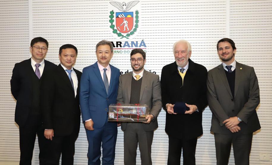O vice-governador Darci Piana, recebe delegação chinesa, no Palácio Iguaçu. Participaram: Ceo da CCCC Chang Youngbu; presidente da CCCC no Brasil, Lin Li; presidente da Concremat, Mauro Viegas Neto; presidente da SDC do Brasil, Luo Jung; secretário de Infraestrutura e Logística, Sandro Alex; presidente da Paraná Desenvolvimento, Eduardo Bekin e o superintendente dos Portos do Paraná, Luiz Fernando Garcia.Curitiba, 08-07-19.Foto: Arnaldo Alves / ANPr.