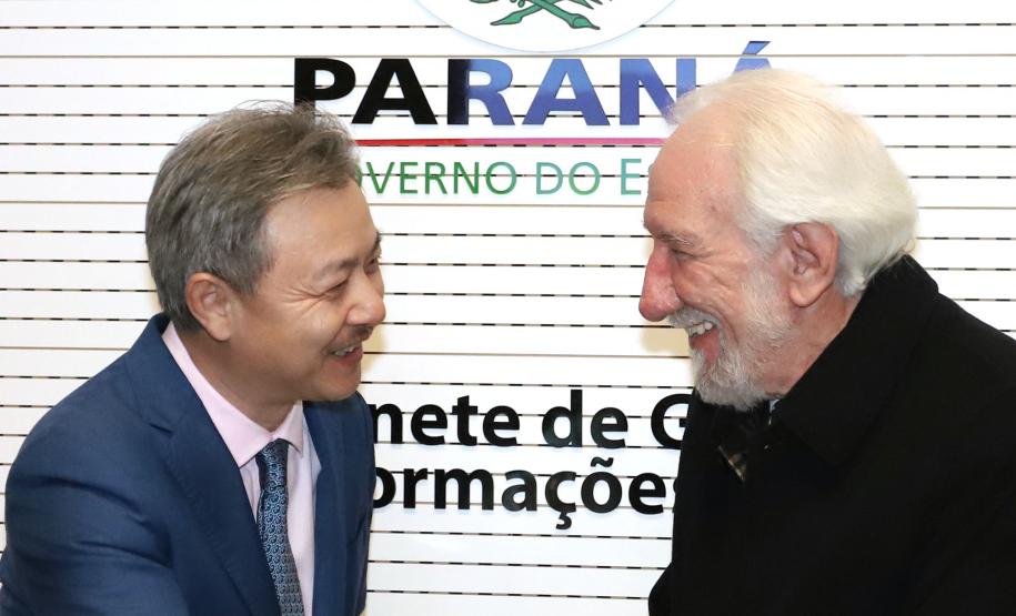 O vice-governador Darci Piana, recebe delegação chinesa, no Palácio Iguaçu. Participaram: Ceo da CCCC Chang Youngbu; presidente da CCCC no Brasil, Lin Li; presidente da Concremat, Mauro Viegas Neto; presidente da SDC do Brasil, Luo Jung; secretário de Infraestrutura e Logística, Sandro Alex; presidente da Paraná Desenvolvimento, Eduardo Bekin e o superintendente dos Portos do Paraná, Luiz Fernando Garcia.Curitiba, 08-07-19.Foto: Arnaldo Alves / ANPr.