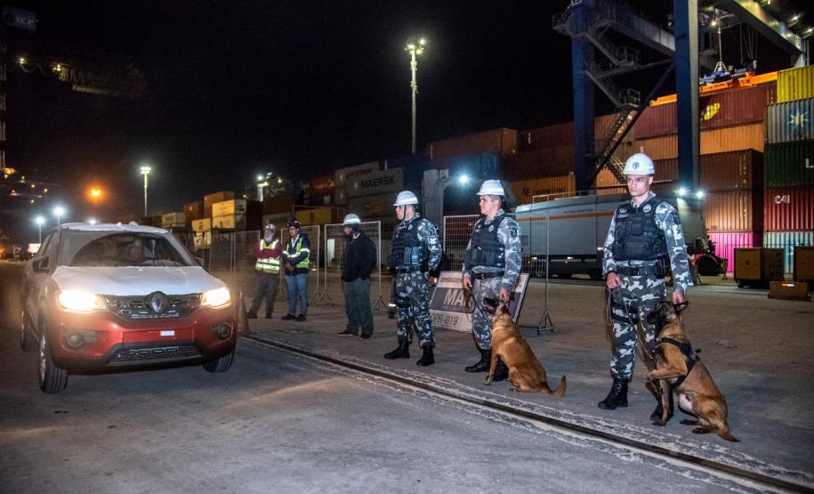 A Administração dos Portos do Paraná, a Polícia Militar e Polícia Federal se integraram para uma megaoperação contra o tráfico de drogas no Porto de Paranaguá. Na noite desta terça-feira (9), um grupo de 20 homens, formado por integrantes da Guarda Portuária, militares e agentes federais, junto de cães farejadores, vistoriaram cerca de 109 veículos que saíram do terminal com destino à África. Foto: Claudio Neves/Portos do Paraná