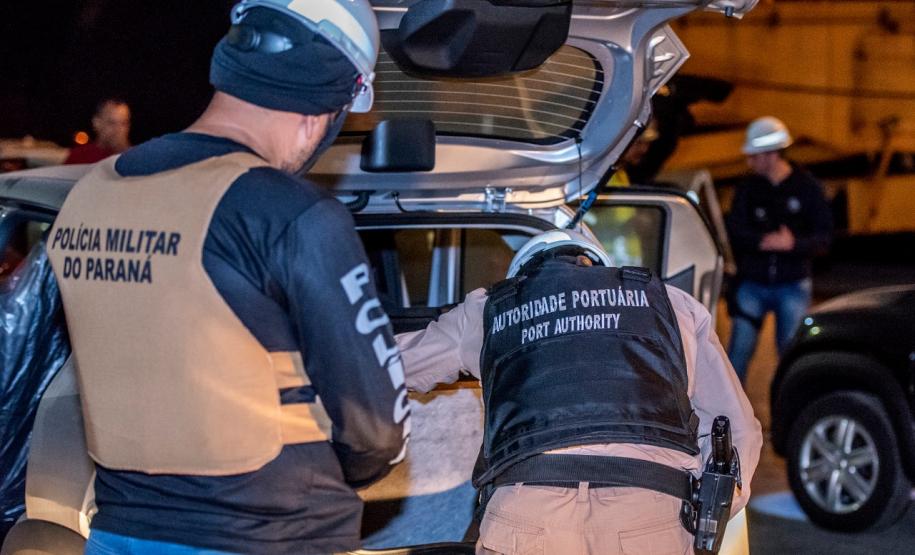 A Administração dos Portos do Paraná, a Polícia Militar e Polícia Federal se integraram para uma megaoperação contra o tráfico de drogas no Porto de Paranaguá. Na noite desta terça-feira (9), um grupo de 20 homens, formado por integrantes da Guarda Portuária, militares e agentes federais, junto de cães farejadores, vistoriaram cerca de 109 veículos que saíram do terminal com destino à África. Foto: Claudio Neves/Portos do Paraná