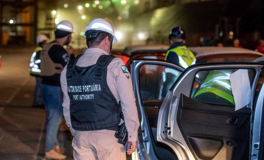 A Administração dos Portos do Paraná, a Polícia Militar e Polícia Federal se integraram para uma megaoperação contra o tráfico de drogas no Porto de Paranaguá. Na noite desta terça-feira (9), um grupo de 20 homens, formado por integrantes da Guarda Portuária, militares e agentes federais, junto de cães farejadores, vistoriaram cerca de 109 veículos que saíram do terminal com destino à África. Foto: Claudio Neves/Portos do Paraná