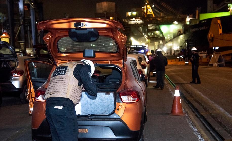 A Administração dos Portos do Paraná, a Polícia Militar e Polícia Federal se integraram para uma megaoperação contra o tráfico de drogas no Porto de Paranaguá. Na noite desta terça-feira (9), um grupo de 20 homens, formado por integrantes da Guarda Portuária, militares e agentes federais, junto de cães farejadores, vistoriaram cerca de 109 veículos que saíram do terminal com destino à África. Foto: Claudio Neves/Portos do Paraná