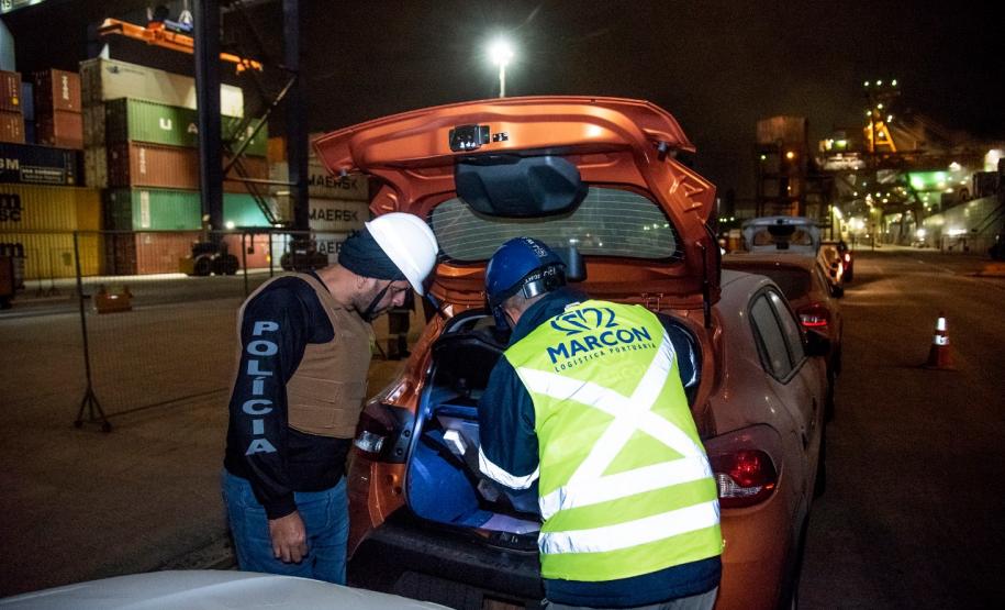 A Administração dos Portos do Paraná, a Polícia Militar e Polícia Federal se integraram para uma megaoperação contra o tráfico de drogas no Porto de Paranaguá. Na noite desta terça-feira (9), um grupo de 20 homens, formado por integrantes da Guarda Portuária, militares e agentes federais, junto de cães farejadores, vistoriaram cerca de 109 veículos que saíram do terminal com destino à África. Foto: Claudio Neves/Portos do Paraná