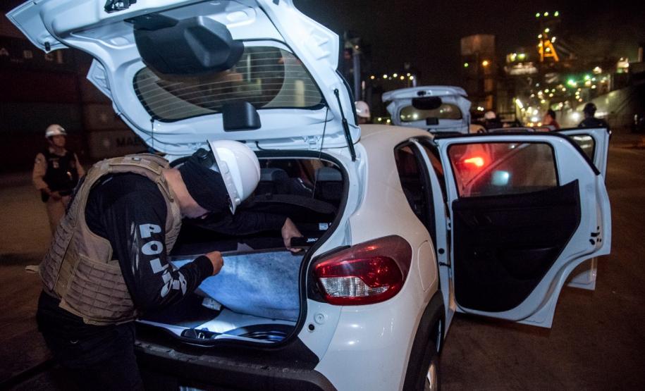 A Administração dos Portos do Paraná, a Polícia Militar e Polícia Federal se integraram para uma megaoperação contra o tráfico de drogas no Porto de Paranaguá. Na noite desta terça-feira (9), um grupo de 20 homens, formado por integrantes da Guarda Portuária, militares e agentes federais, junto de cães farejadores, vistoriaram cerca de 109 veículos que saíram do terminal com destino à África. Foto: Claudio Neves/Portos do Paraná