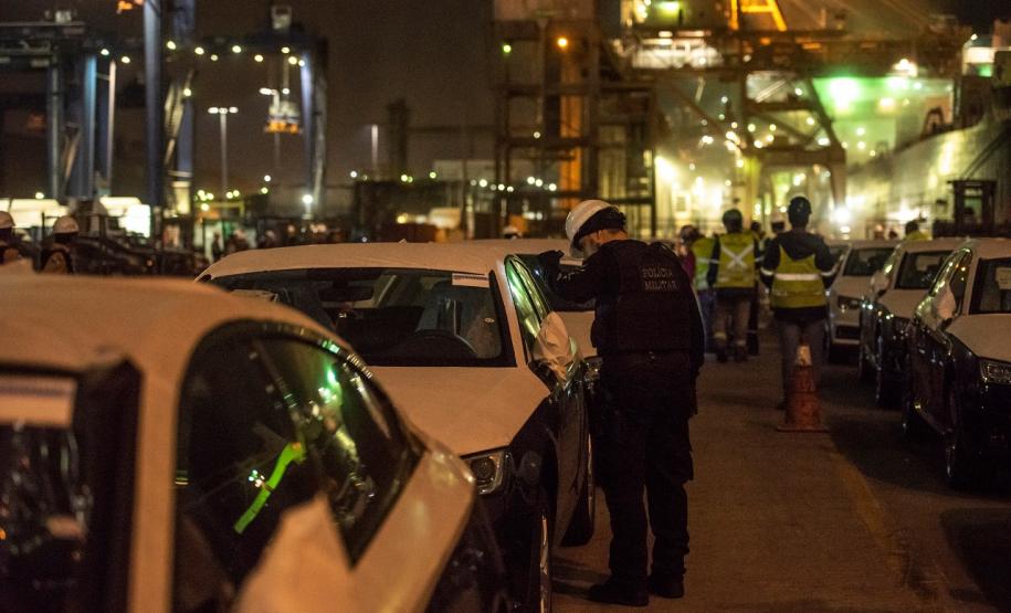 A Administração dos Portos do Paraná, a Polícia Militar e Polícia Federal se integraram para uma megaoperação contra o tráfico de drogas no Porto de Paranaguá. Na noite desta terça-feira (9), um grupo de 20 homens, formado por integrantes da Guarda Portuária, militares e agentes federais, junto de cães farejadores, vistoriaram cerca de 109 veículos que saíram do terminal com destino à África. Foto: Claudio Neves/Portos do Paraná