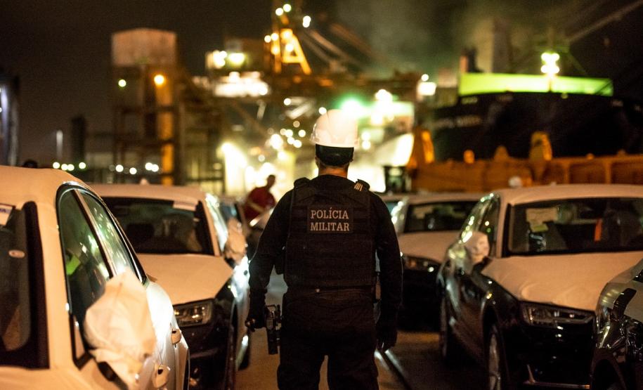 A Administração dos Portos do Paraná, a Polícia Militar e Polícia Federal se integraram para uma megaoperação contra o tráfico de drogas no Porto de Paranaguá. Na noite desta terça-feira (9), um grupo de 20 homens, formado por integrantes da Guarda Portuária, militares e agentes federais, junto de cães farejadores, vistoriaram cerca de 109 veículos que saíram do terminal com destino à África. Foto: Claudio Neves/Portos do Paraná