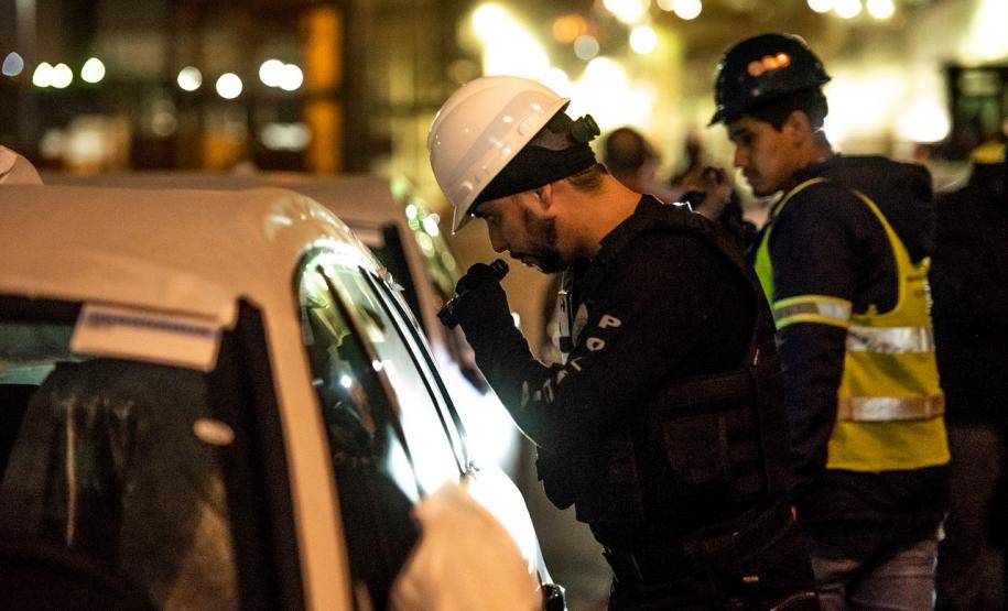 A Administração dos Portos do Paraná, a Polícia Militar e Polícia Federal se integraram para uma megaoperação contra o tráfico de drogas no Porto de Paranaguá. Na noite desta terça-feira (9), um grupo de 20 homens, formado por integrantes da Guarda Portuária, militares e agentes federais, junto de cães farejadores, vistoriaram cerca de 109 veículos que saíram do terminal com destino à África. Foto: Claudio Neves/Portos do Paraná