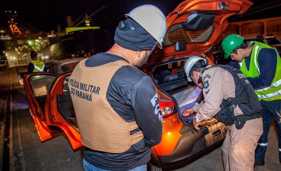 A Administração dos Portos do Paraná, a Polícia Militar e Polícia Federal se integraram para uma megaoperação contra o tráfico de drogas no Porto de Paranaguá. Na noite desta terça-feira (9), um grupo de 20 homens, formado por integrantes da Guarda Portuária, militares e agentes federais, junto de cães farejadores, vistoriaram cerca de 109 veículos que saíram do terminal com destino à África. Foto: Claudio Neves/Portos do Paraná