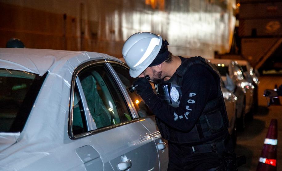 A Administração dos Portos do Paraná, a Polícia Militar e Polícia Federal se integraram para uma megaoperação contra o tráfico de drogas no Porto de Paranaguá. Na noite desta terça-feira (9), um grupo de 20 homens, formado por integrantes da Guarda Portuária, militares e agentes federais, junto de cães farejadores, vistoriaram cerca de 109 veículos que saíram do terminal com destino à África. Foto: Divulgação/Portos do Paraná