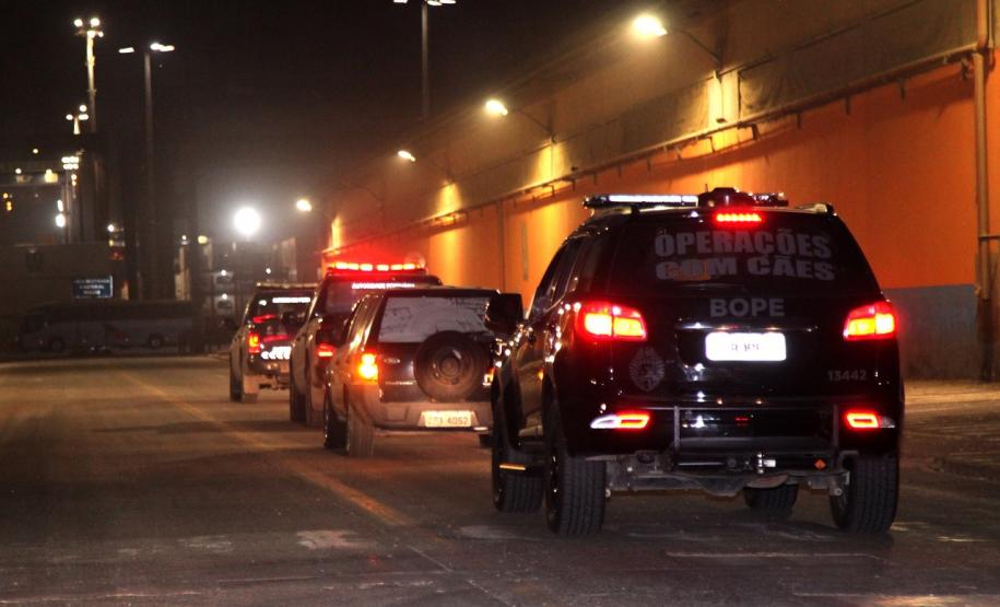 A Administração dos Portos do Paraná, a Polícia Militar e Polícia Federal se integraram para uma megaoperação contra o tráfico de drogas no Porto de Paranaguá. Na noite desta terça-feira (9), um grupo de 20 homens, formado por integrantes da Guarda Portuária, militares e agentes federais, junto de cães farejadores, vistoriaram cerca de 109 veículos que saíram do terminal com destino à África. Foto: Claudio Neves/Portos do Paraná