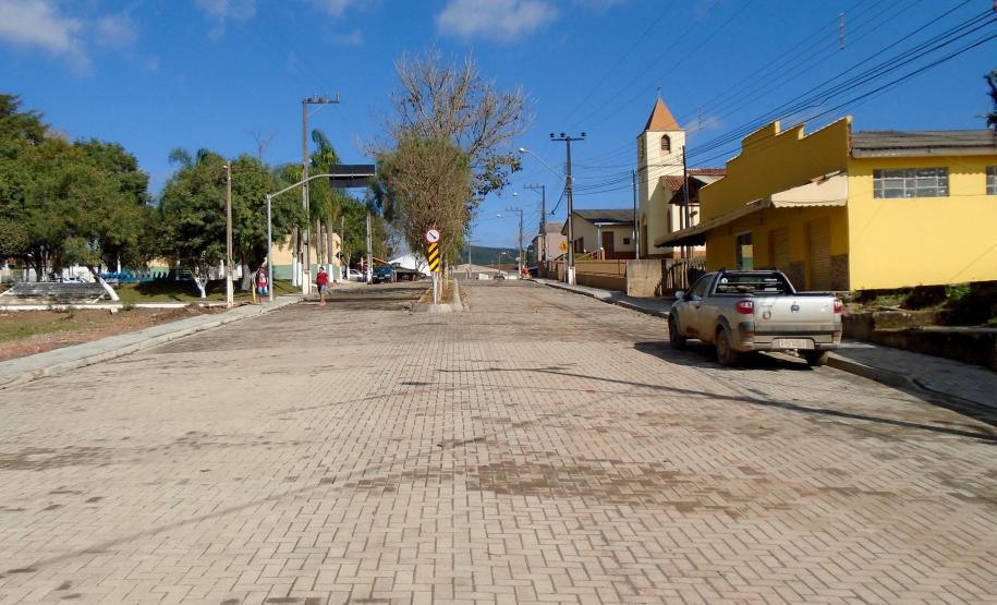 O Departamento de Estradas de Rodagem do Paraná (DER-PR) está investindo R$ 40 milhões em obras de rodovias da Região Metropolitana de Curitiba. Estão em andamento a duplicação da PR-417, no trecho entre Curitiba e Colombo, que também contará com novos viadutos, e a pavimentação com paver da PR-092, no município de Doutor Ulysses. Foto: Divulgação/DER