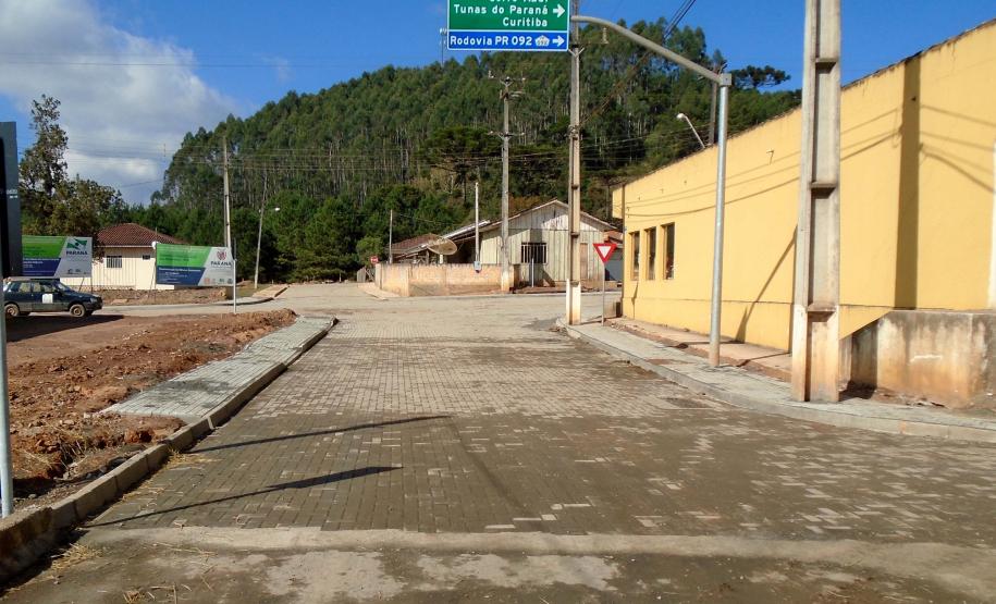 O Departamento de Estradas de Rodagem do Paraná (DER-PR) está investindo R$ 40 milhões em obras de rodovias da Região Metropolitana de Curitiba. Estão em andamento a duplicação da PR-417, no trecho entre Curitiba e Colombo, que também contará com novos viadutos, e a pavimentação com paver da PR-092, no município de Doutor Ulysses. Foto: Divulgação/DER