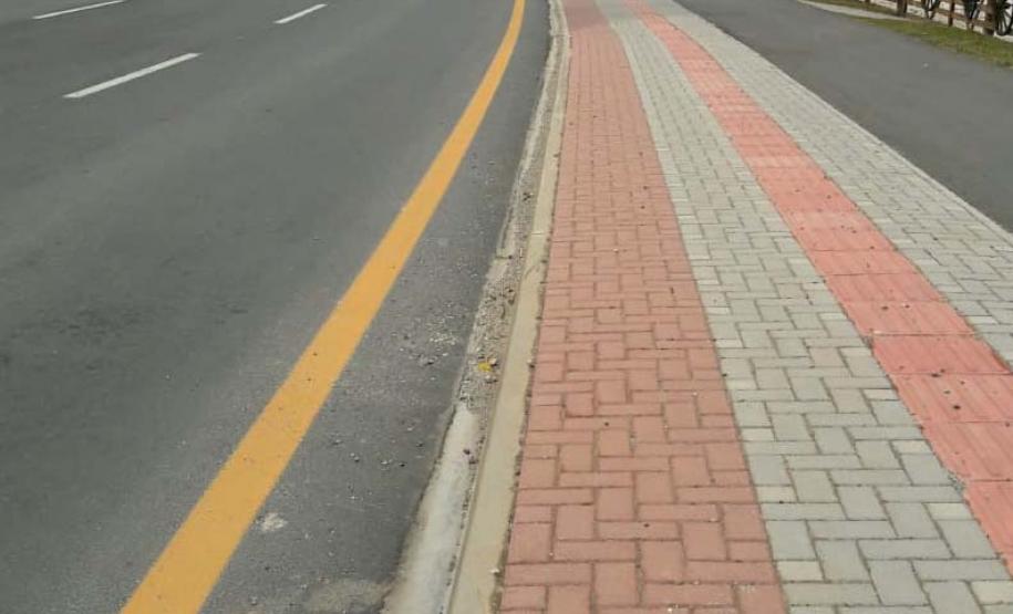 Na PR-417, a Rodovia da Uva, estão sendo duplicados 4,9 quilômetros, que também incluem ciclovia, calçadas, semáforos, iluminação e canteiro central, um investimento de R$ 33,4 milhões. Foto: Divulgação/DER