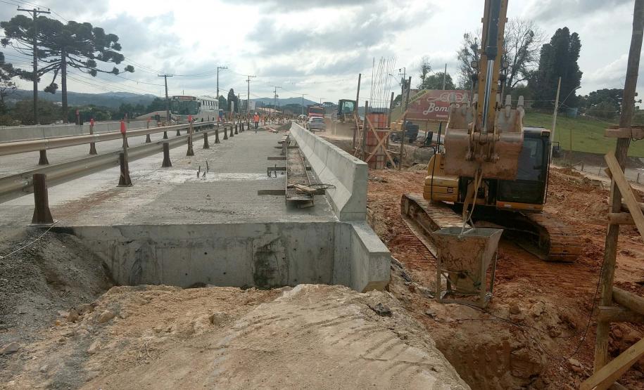 O Departamento de Estradas de Rodagem do Paraná (DER-PR) está investindo R$ 40 milhões em obras de rodovias da Região Metropolitana de Curitiba. Estão em andamento a duplicação da PR-417, no trecho entre Curitiba e Colombo, que também contará com novos viadutos, e a pavimentação com paver da PR-092, no município de Doutor Ulysses. Foto: Divulgação/DER