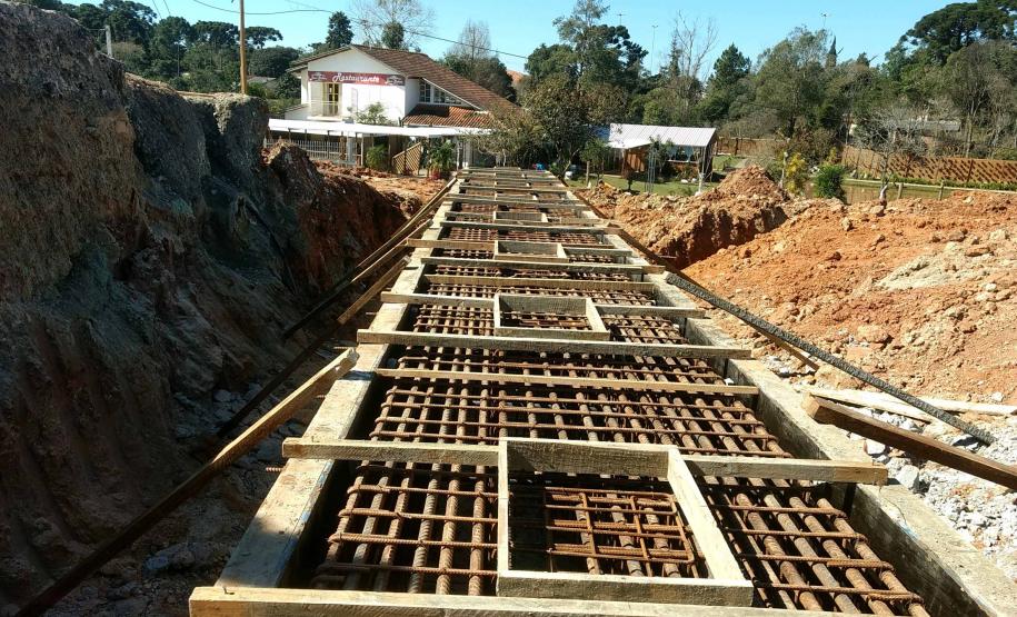 O Departamento de Estradas de Rodagem do Paraná (DER-PR) está investindo R$ 40 milhões em obras de rodovias da Região Metropolitana de Curitiba. Estão em andamento a duplicação da PR-417, no trecho entre Curitiba e Colombo, que também contará com novos viadutos, e a pavimentação com paver da PR-092, no município de Doutor Ulysses. Foto: Divulgação/DER