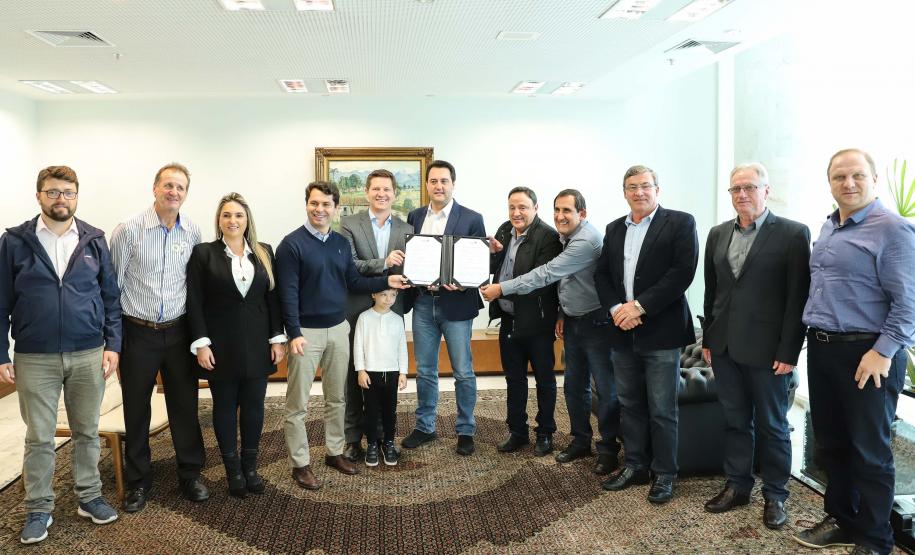 O governador Carlos Massa Ratinho Junior autorizou nesta segunda-feira (22) o repasse de R$ 4 milhões para o recape da Rua Marechal Deodoro da Fonseca, em União da Vitória, no Sul do Estado. A via é uma das mais importantes do município e atravessa quatro bairros, além de fazer a ligação da região Sul com o Sudoeste paranaense e também com Santa Catarina.Foto: Rodrigo Felix Leal/ANPr