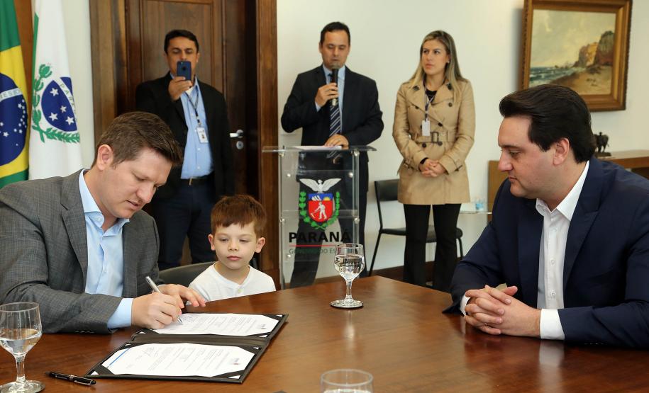 O governador Carlos Massa Ratinho Junior autorizou nesta segunda-feira (22) o repasse de R$ 4 milhões para o recape da Rua Marechal Deodoro da Fonseca, em União da Vitória, no Sul do Estado. A via é uma das mais importantes do município e atravessa quatro bairros, além de fazer a ligação da região Sul com o Sudoeste paranaense e também com Santa Catarina.Foto: Gilson Abreu /ANPr