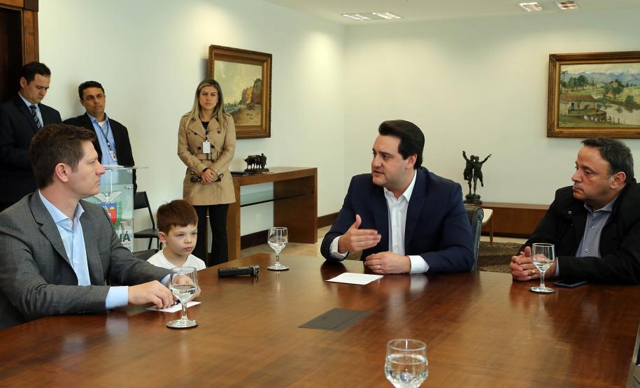 O governador Carlos Massa Ratinho Junior autorizou nesta segunda-feira (22) o repasse de R$ 4 milhões para o recape da Rua Marechal Deodoro da Fonseca, em União da Vitória, no Sul do Estado. A via é uma das mais importantes do município e atravessa quatro bairros, além de fazer a ligação da região Sul com o Sudoeste paranaense e também com Santa Catarina.Foto: Gilson Abreu /ANPr