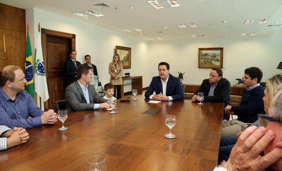 O governador Carlos Massa Ratinho Junior autorizou nesta segunda-feira (22) o repasse de R$ 4 milhões para o recape da Rua Marechal Deodoro da Fonseca, em União da Vitória, no Sul do Estado. A via é uma das mais importantes do município e atravessa quatro bairros, além de fazer a ligação da região Sul com o Sudoeste paranaense e também com Santa Catarina.Foto: Gilson Abreu /ANPr